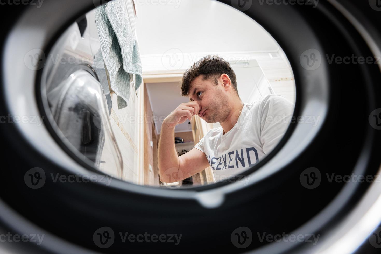 hombre ver desde Lavado máquina adentro. foto