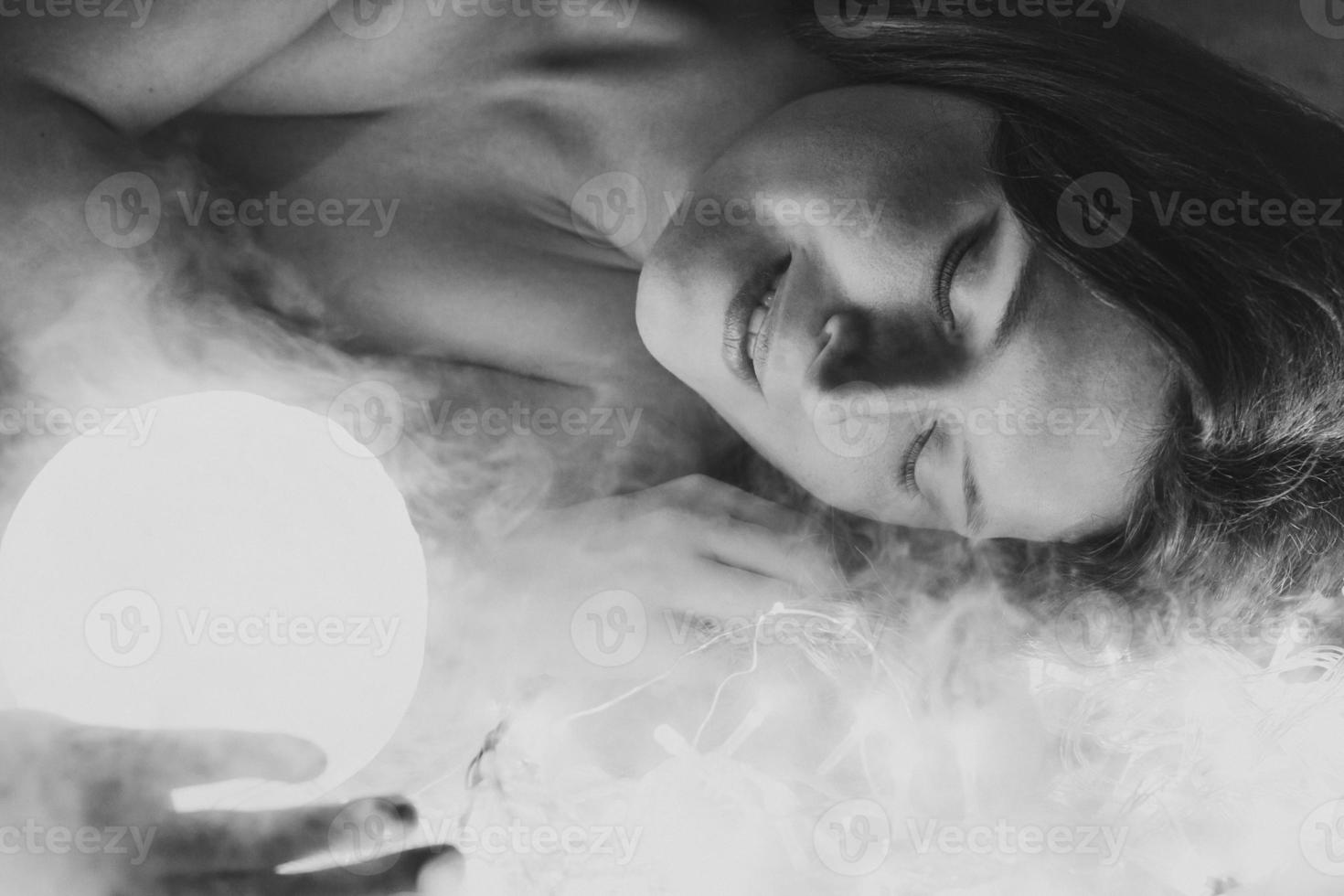 cerca arriba mujer con brillante esfera en fumar monocromo retrato imagen foto