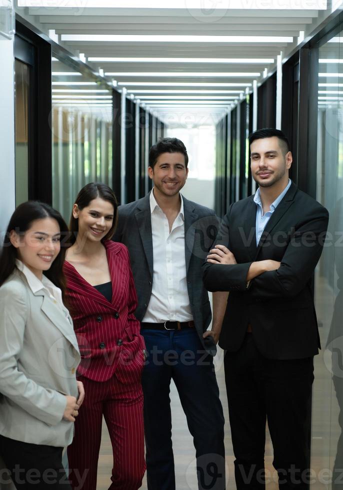 nuevo negocio grupo persona en el corredor de el conferencia habitación, ensayar información a presente resultados y nuevo proyectos foto