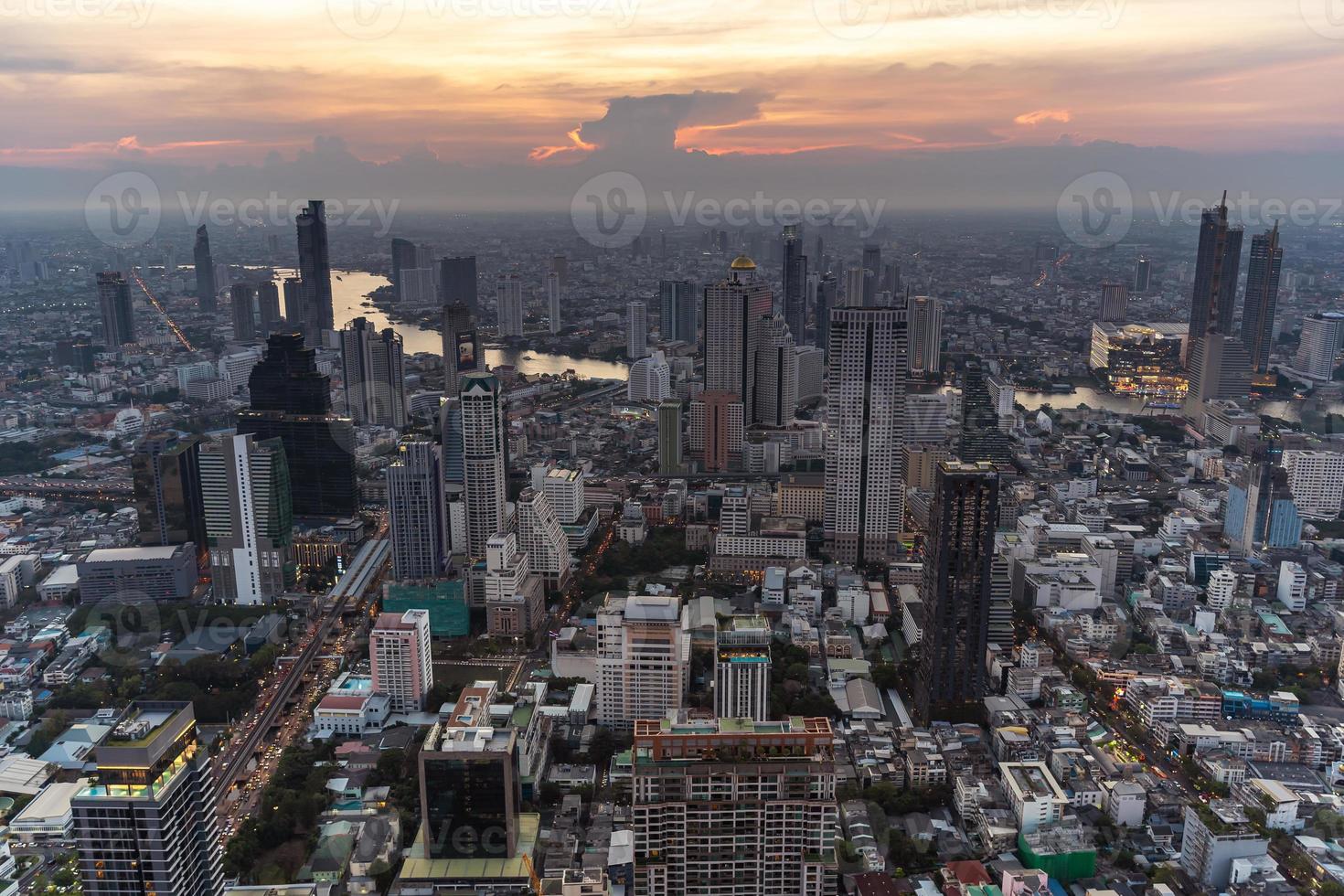 Bangkok paisaje urbano parte superior ver y chaophraya río en crepúsculo tiempo. civilización ciudad viajero y turismo destino con Copiar espacio. foto