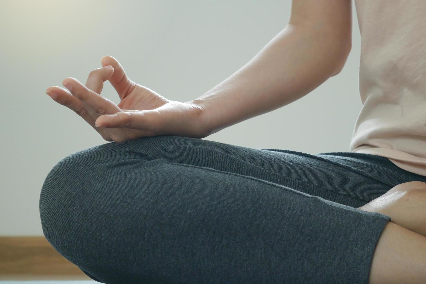 yoga muchachas son meditación, calma y relajado. foto