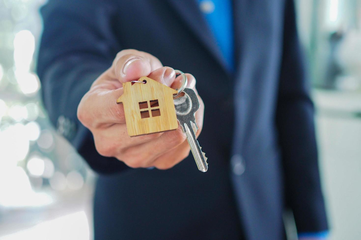 hogar ventas agentes son dando hogar llaves a nuevo dueños de casa propietarios y casa llaves concepto foto