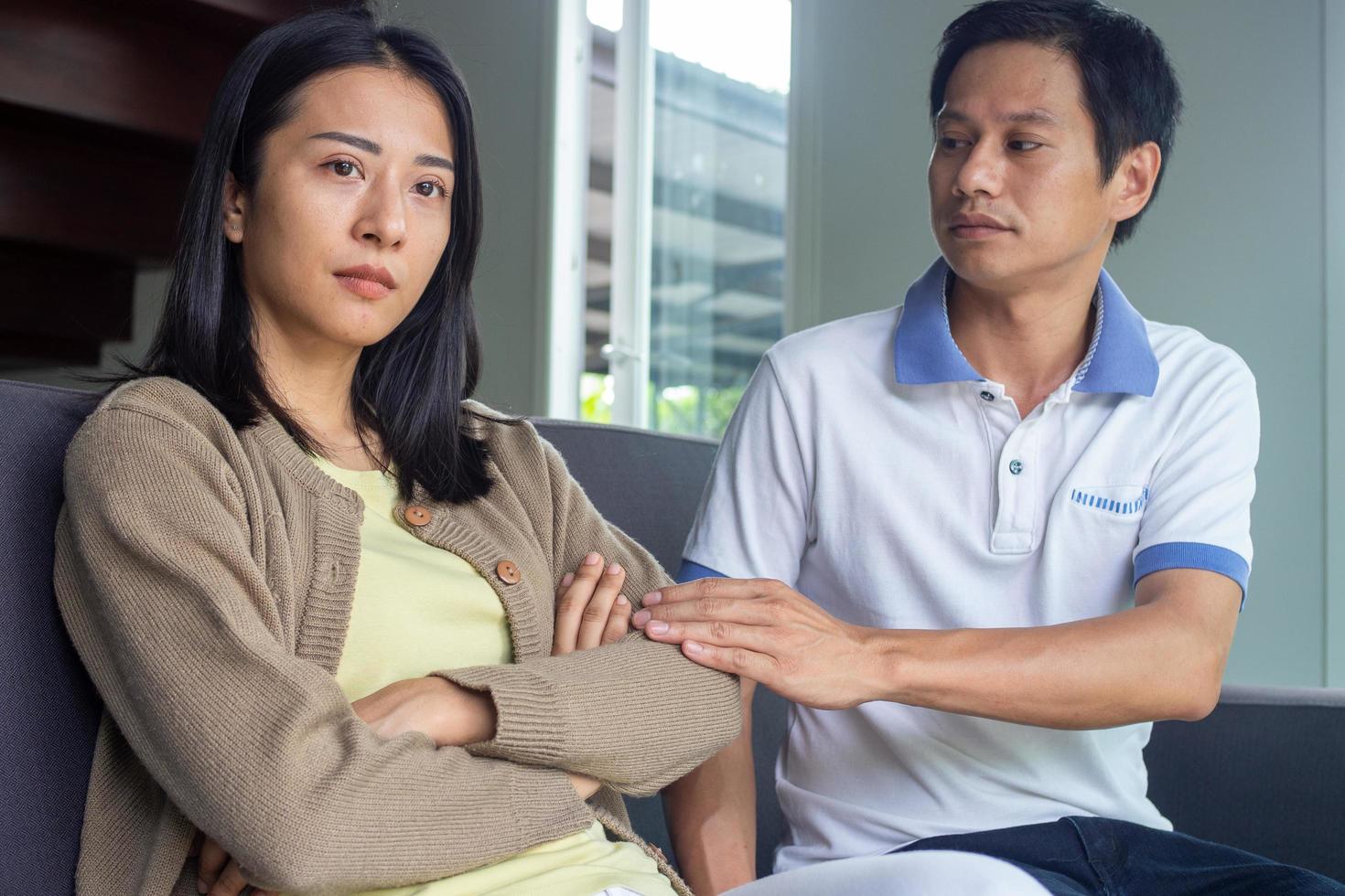 las parejas están aburridas, estresadas, molestas e irritadas después de pelearse. crisis familiares y problemas de relación que llegan a su fin foto