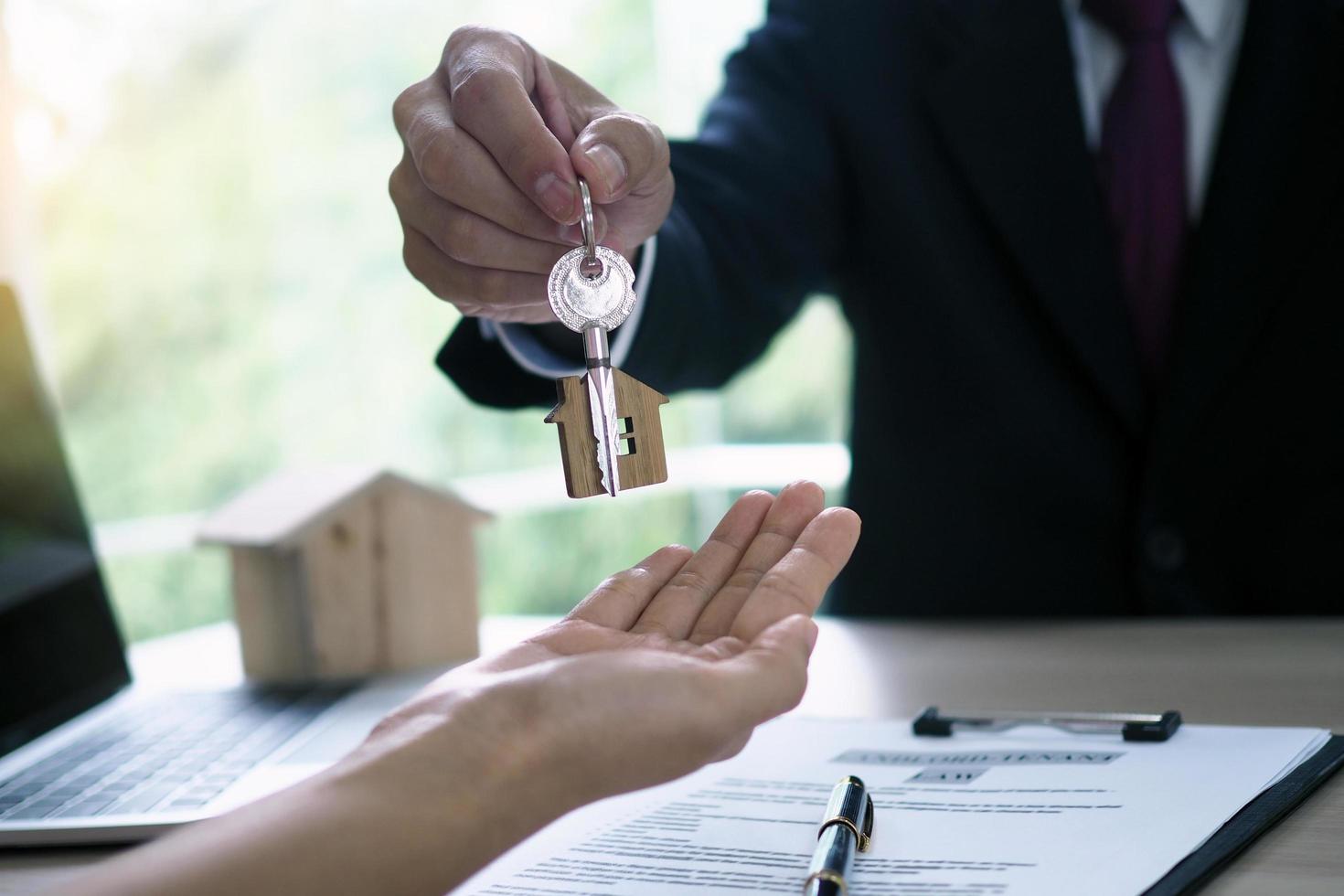 los compradores de viviendas están tomando las llaves de los vendedores. vende tu casa, alquila casa y compra ideas. foto