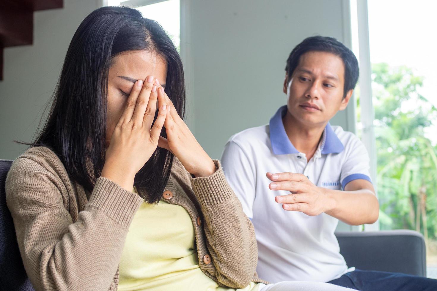 la mujer se sintió deprimida, molesta y triste después de pelear con el mal comportamiento de su marido. esposa joven infeliz aburrida con problemas después del matrimonio. foto