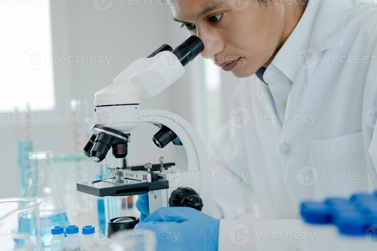 científico analiza muestras bioquímicas en laboratorio científico avanzado. uso profesional médico microscopio mirar desarrollo microbiológico de viral. investigación biotecnológica en el laboratorio de ciencias. foto