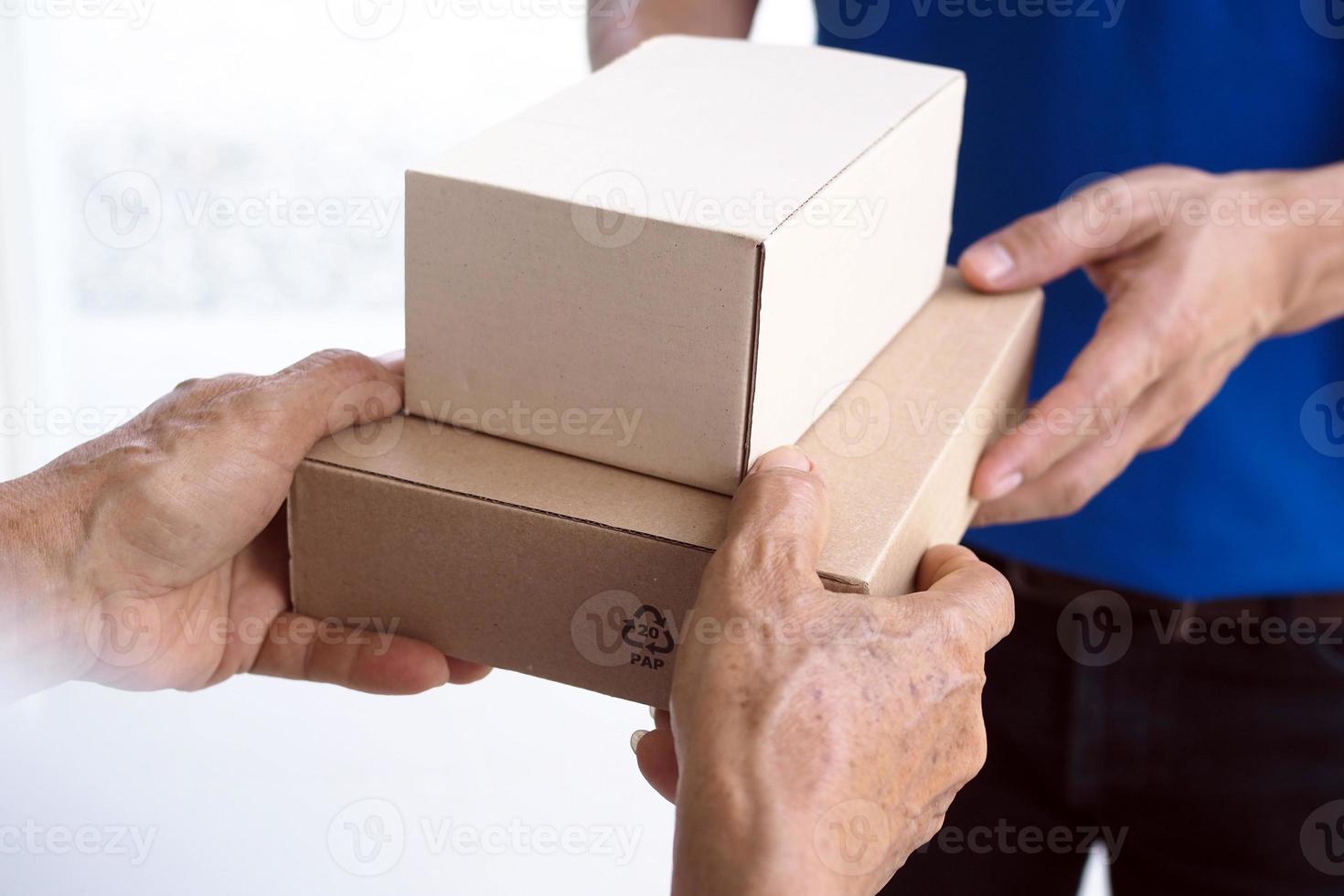 Deliver packages to recipients quickly, complete products, impressive services. photo