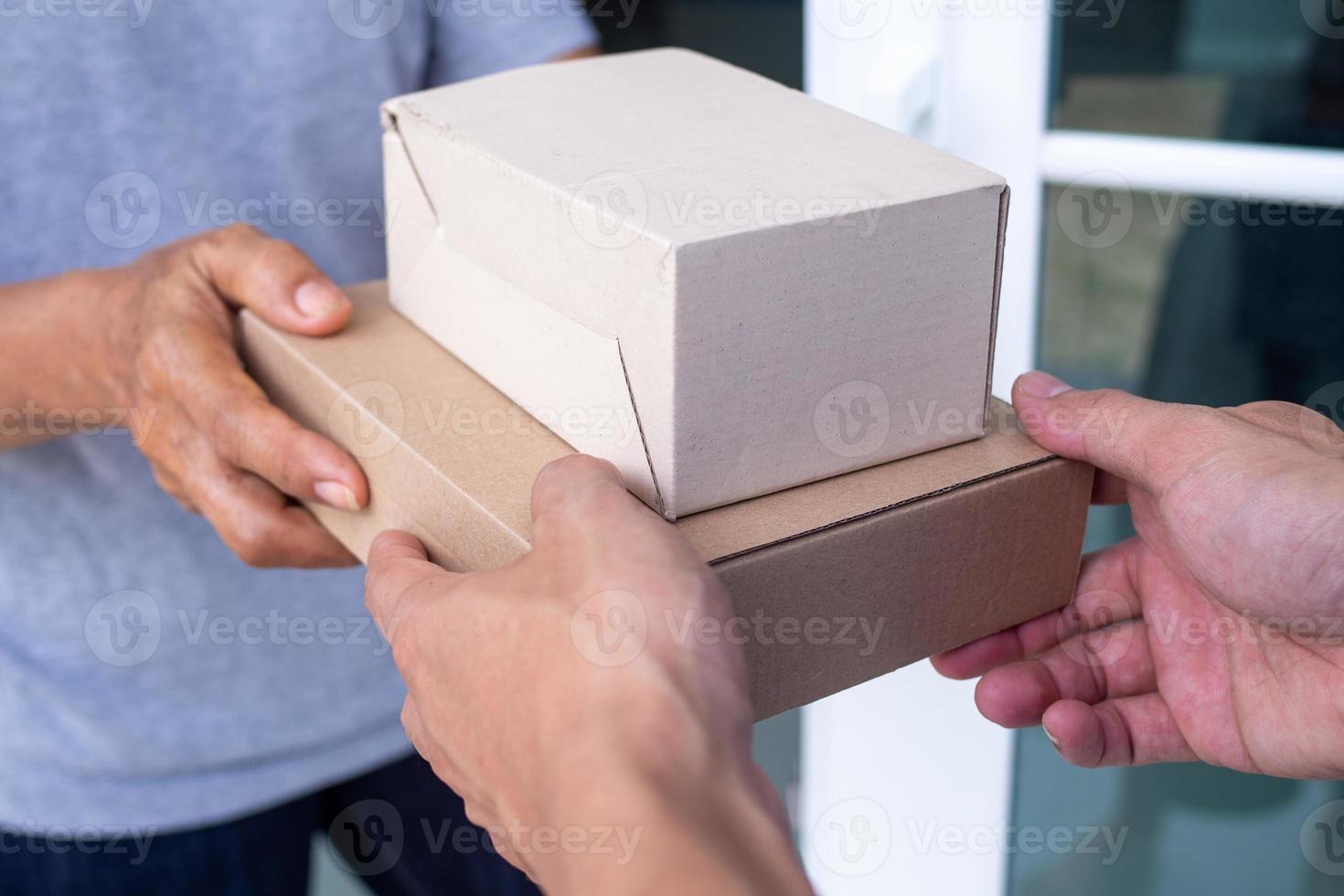 Deliver packages to recipients quickly, complete products, impressive services. photo