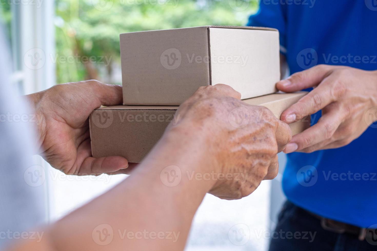 Deliver packages to recipients quickly, complete products, impressive services. photo