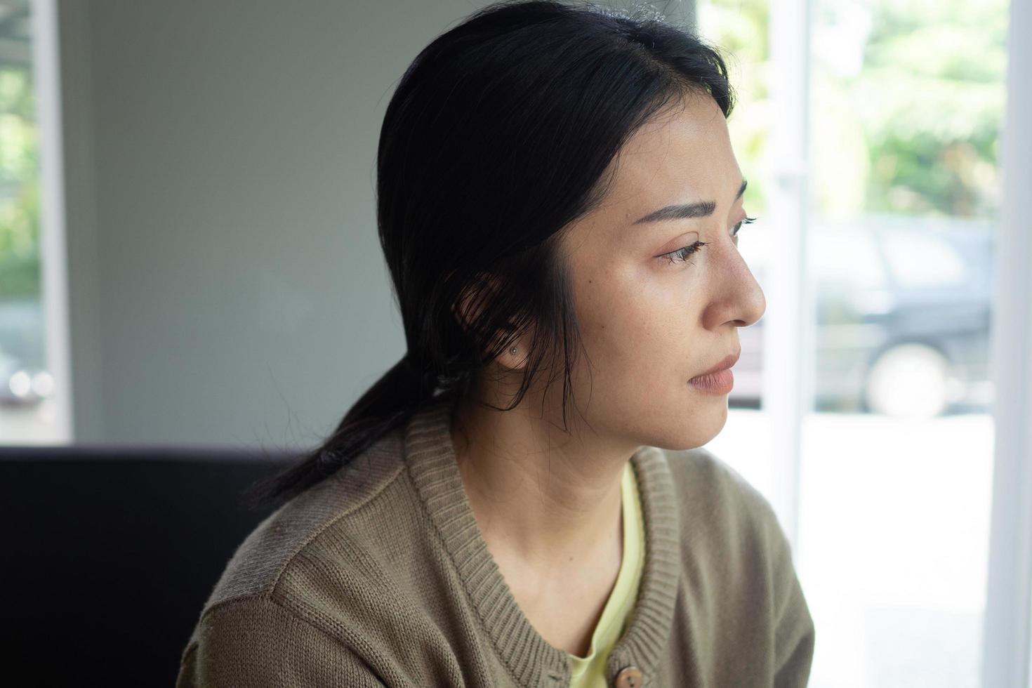 Women have symptoms of depression and want to die. Severe disappointment, sad and upset photo