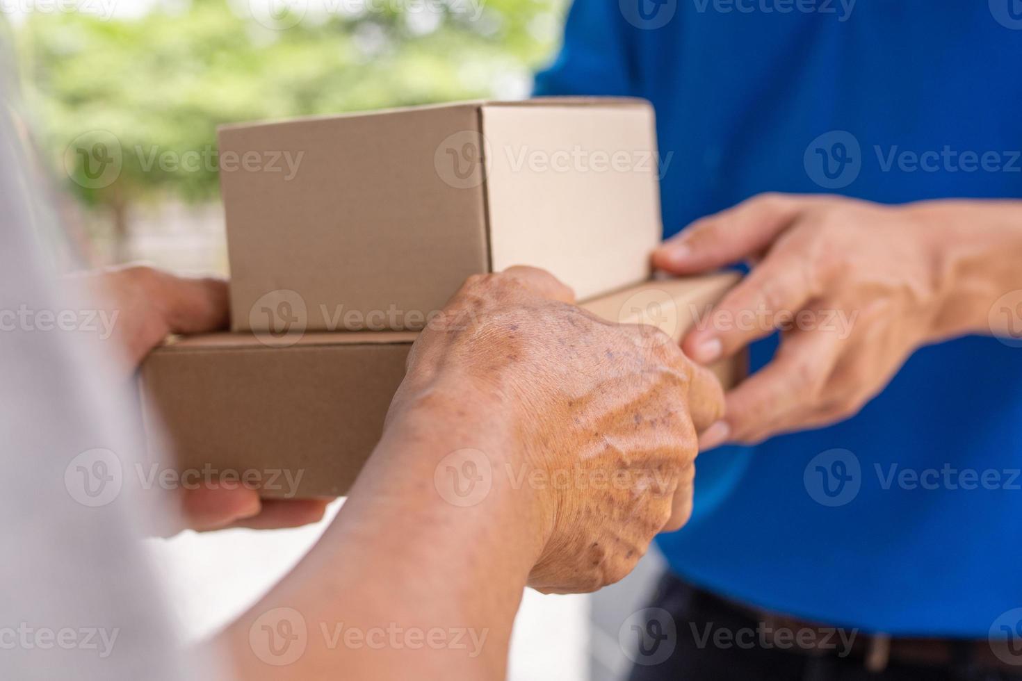 Deliver packages to recipients quickly, complete products, impressive services. photo
