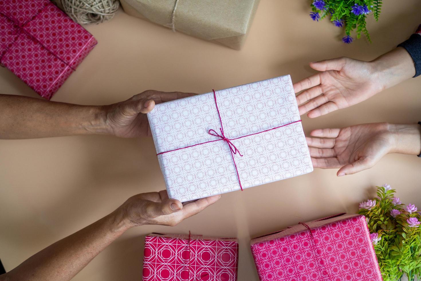 el niño es recepción un regalo desde su madre en su cumpleaños. foto