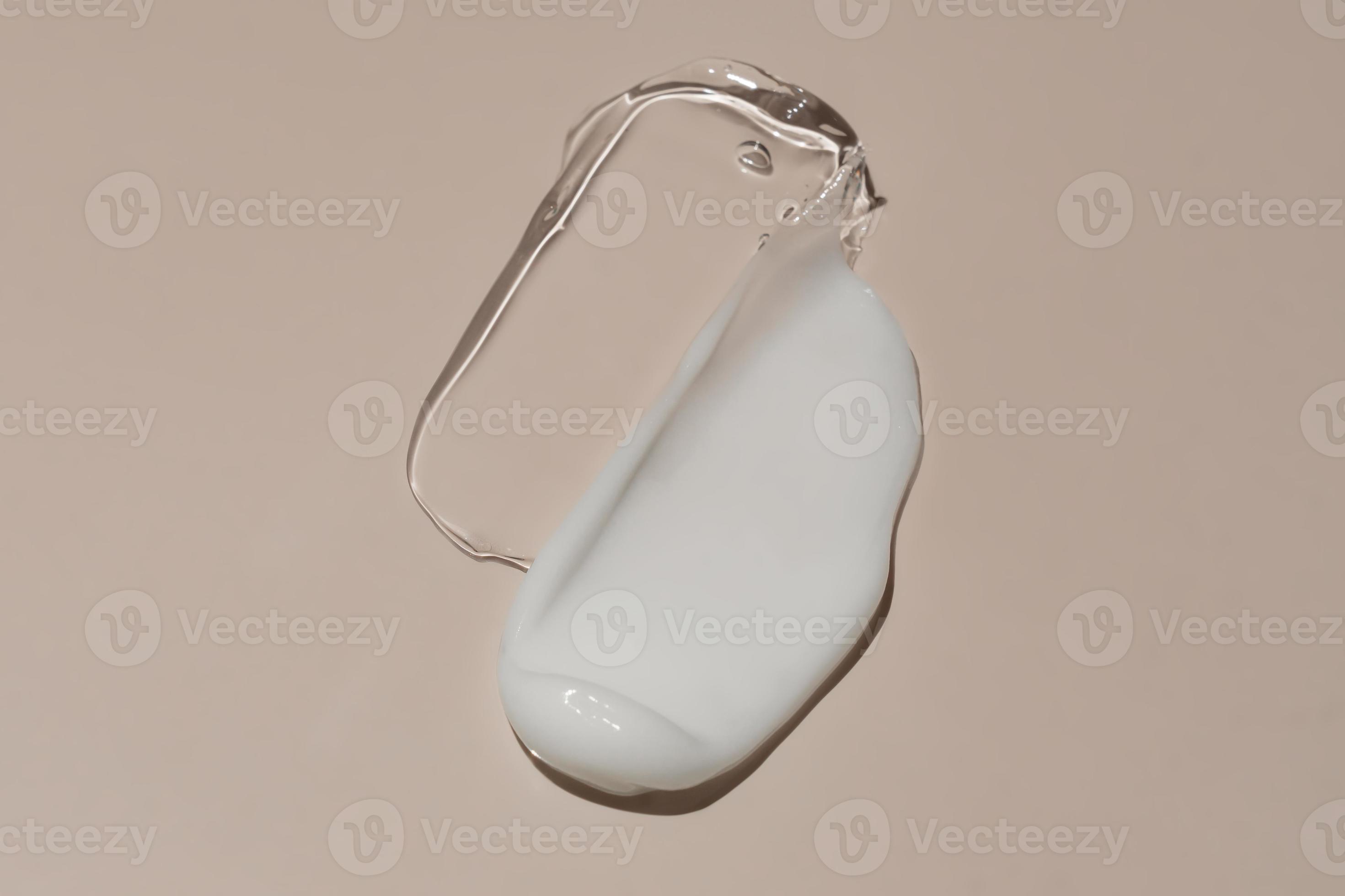 frotis de muestra de gel y crema de doble textura sobre fondo beige