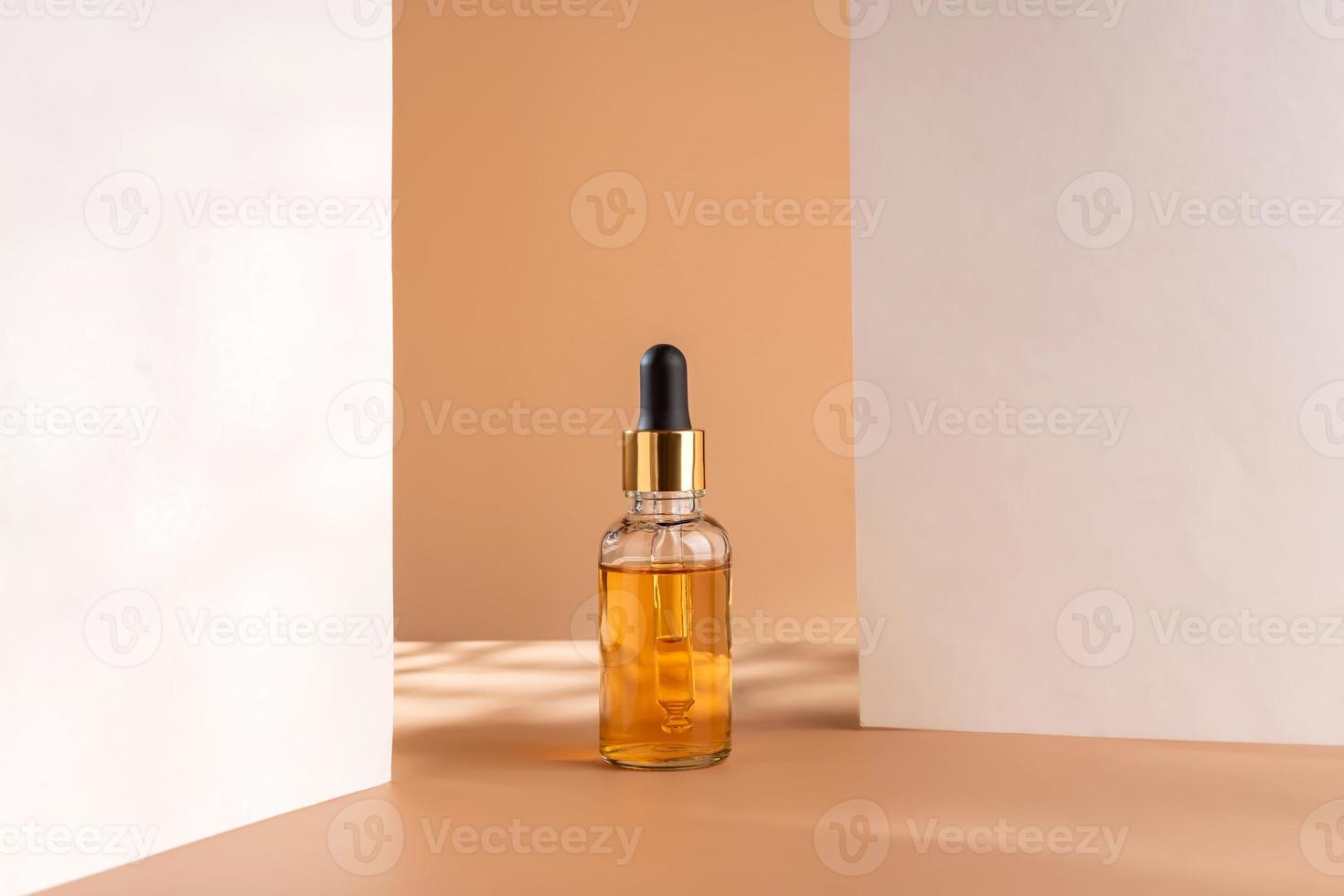 de moda antecedentes con natural cosmético protección de la piel botella. producto presentación. belleza y cuerpo cuidado producto concepto. botella quinto cara petróleo o belleza suero con vitamina C o retinol foto