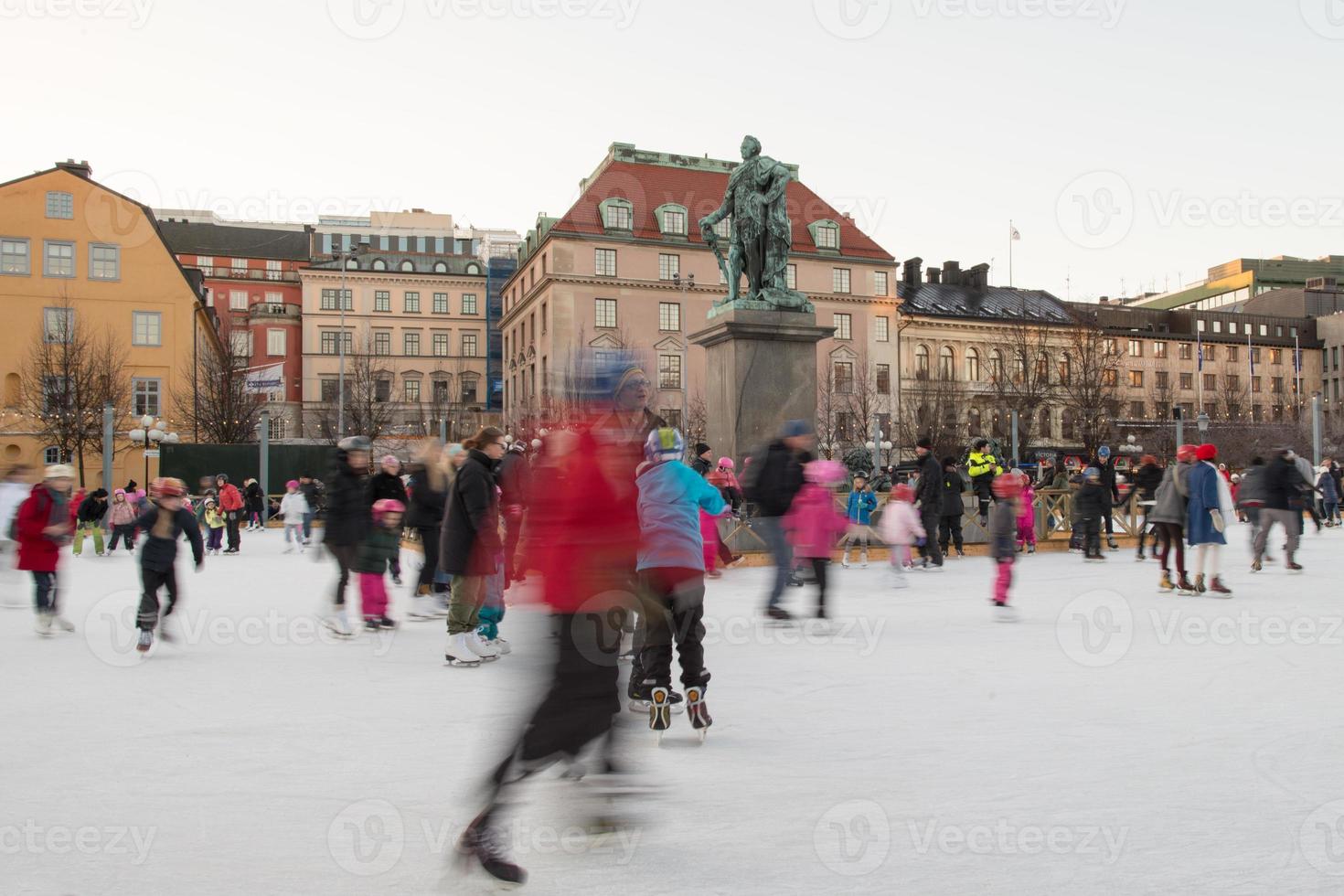 estocolmo, suecia - 29 de diciembre de 2013, gente mientras patina sobre hielo en el lugar principal de estocolmo foto