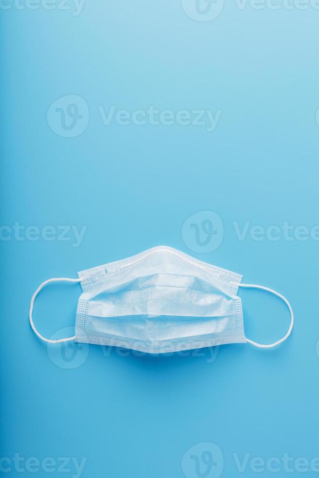 máscara médica sobre un fondo azul. mascarillas desechables para virus. espacio libre. foto