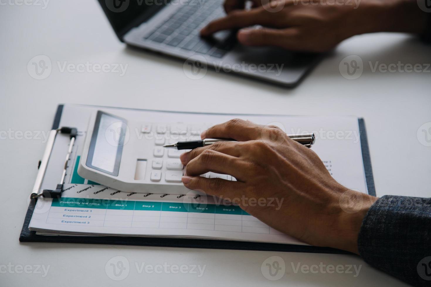 empresario empresario asiático y mujer de negocios discutiendo un nuevo proyecto de negocios en tableta en una reunión moderna en una oficina moderna, concepto casual de negocios asiáticos. foto