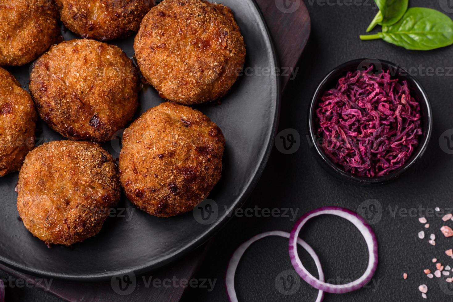 delicioso Fresco carne o vegetal chuletas con especias y hierbas foto