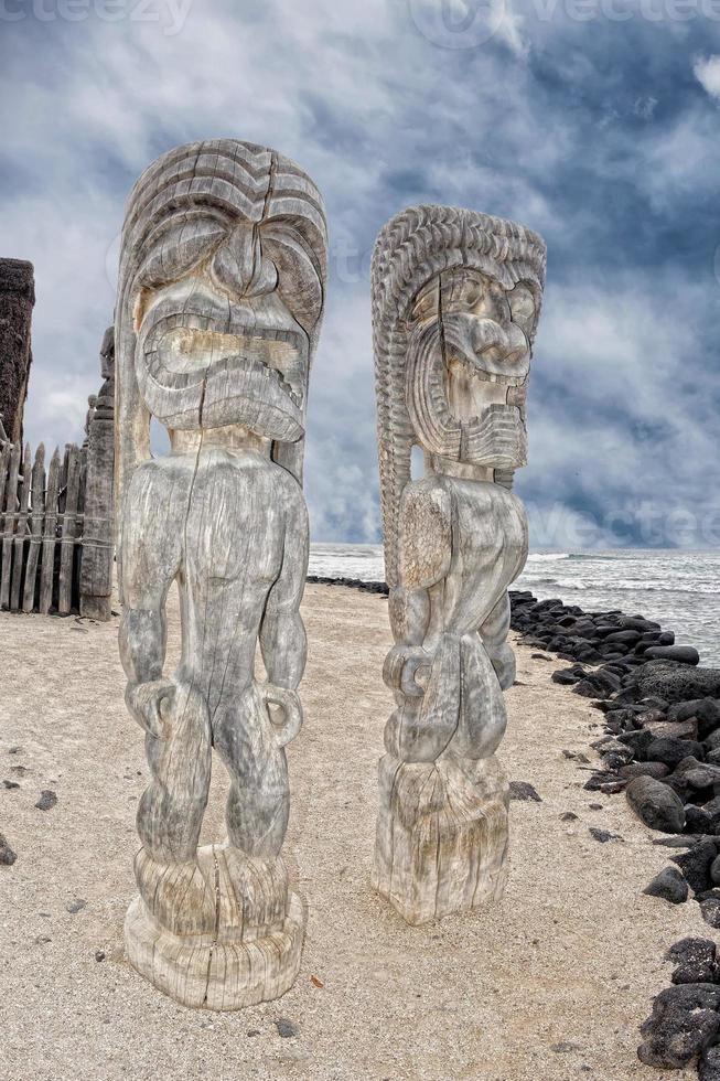 Hawai tiki de madera estatua foto