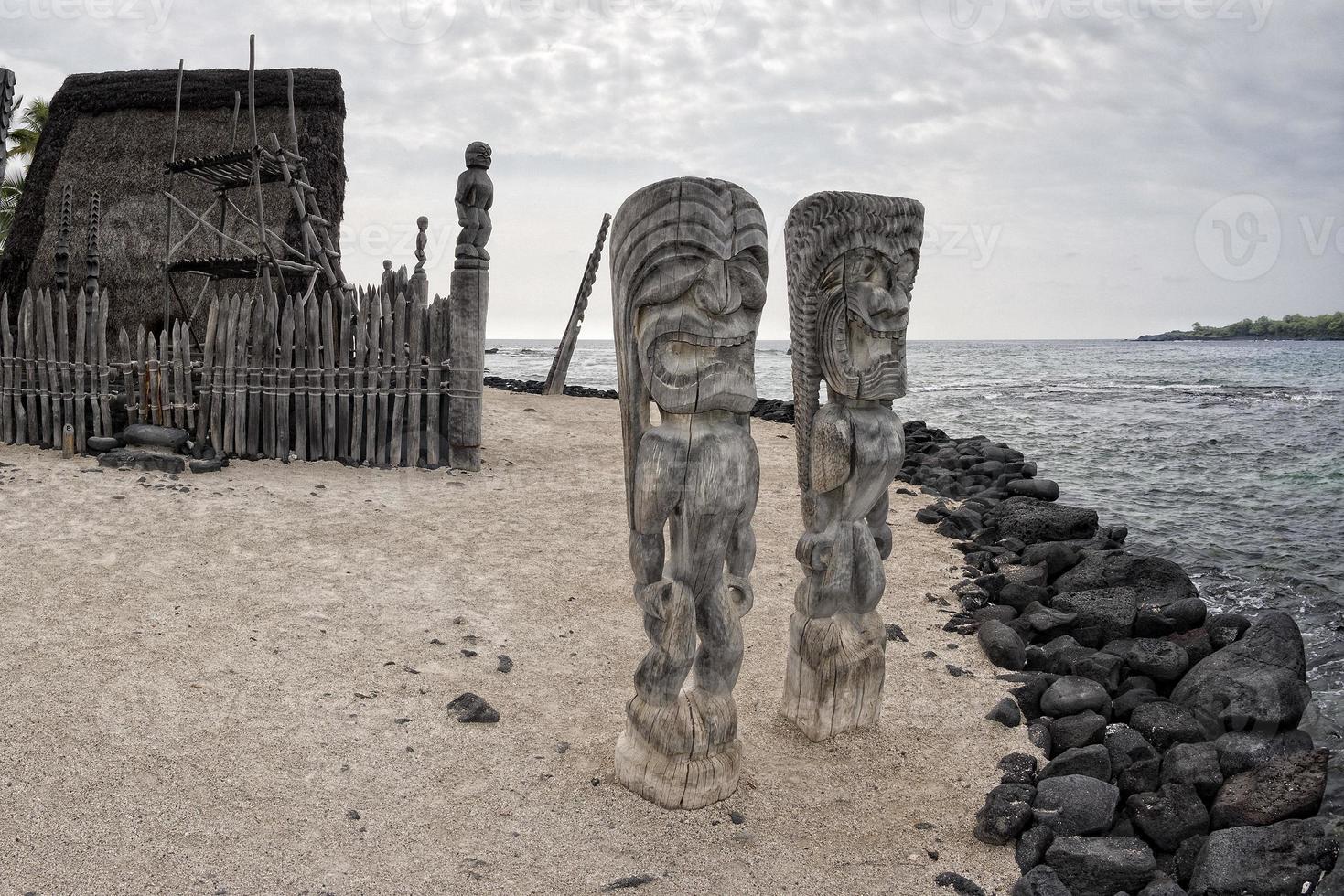 Hawai tiki de madera estatua foto