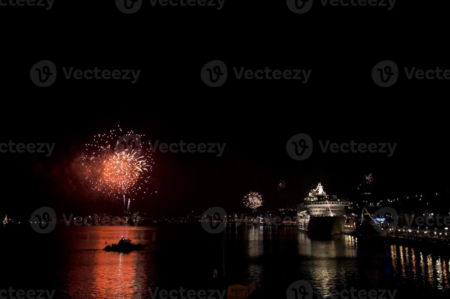 fuegos artificiales en el puerto de estocolmo suecia foto