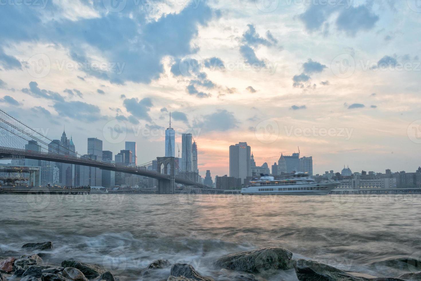 puesta de sol debajo Manhattan puente en nuevo York foto