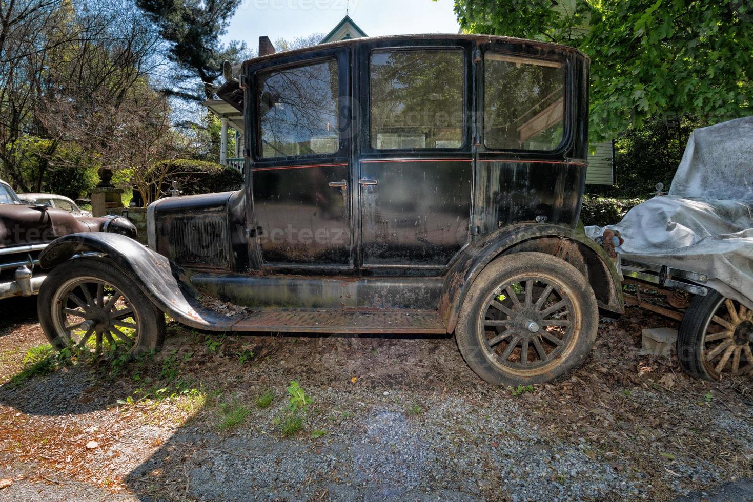viejo coche oxidado abandonado en un campo foto
