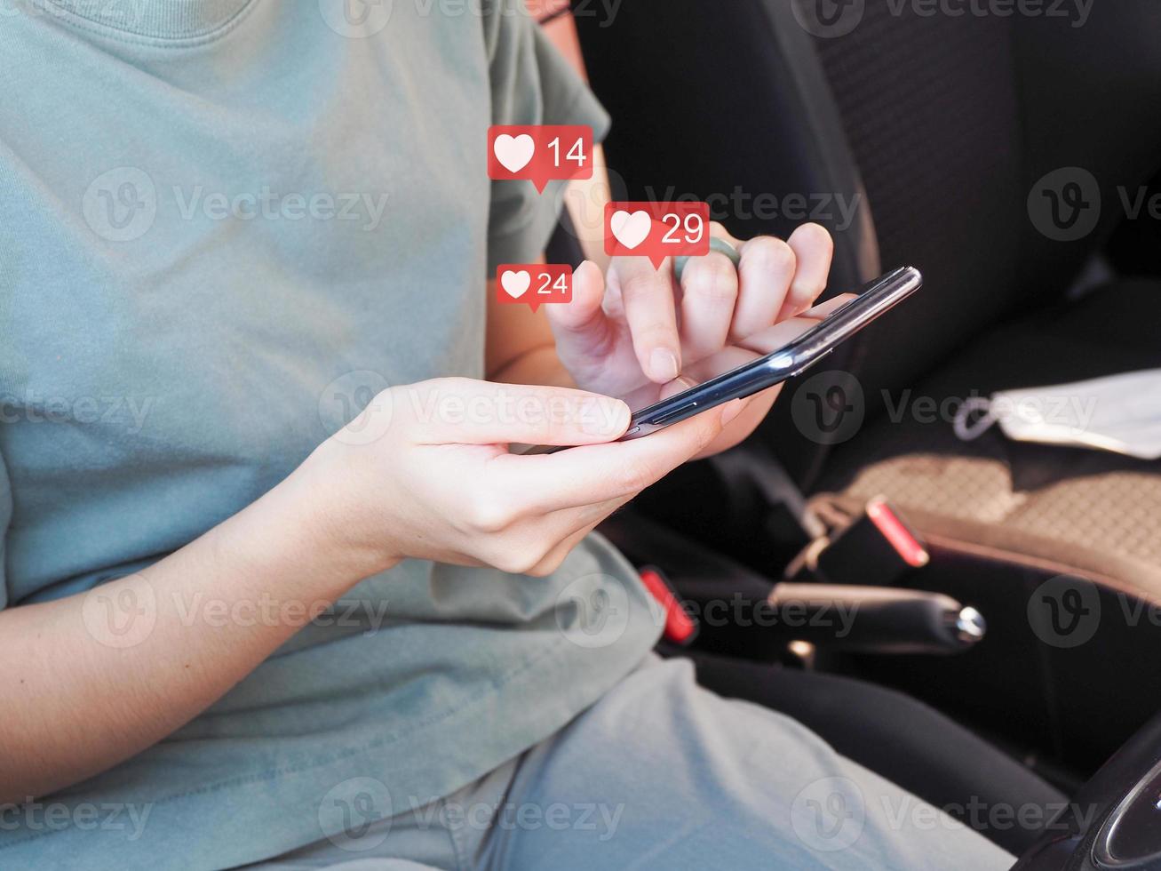 social medios de comunicación márketing concepto uno teléfono inteligente con corazón notificación icono en teléfono inteligente pantalla. foto