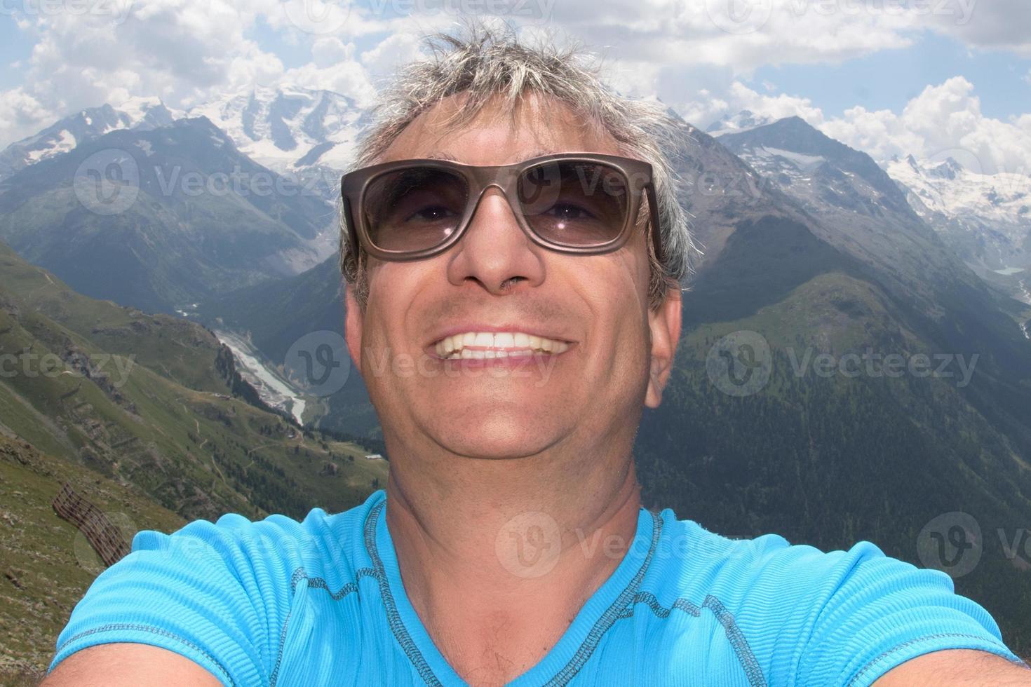 contento hombre en suizo Alpes antecedentes foto