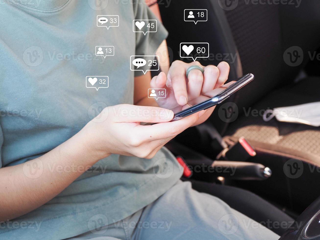 social medios de comunicación márketing concepto en inteligente teléfono con íconos me gusta notificación, mensajes, comentarios y corazón en teléfono inteligente pantalla. foto