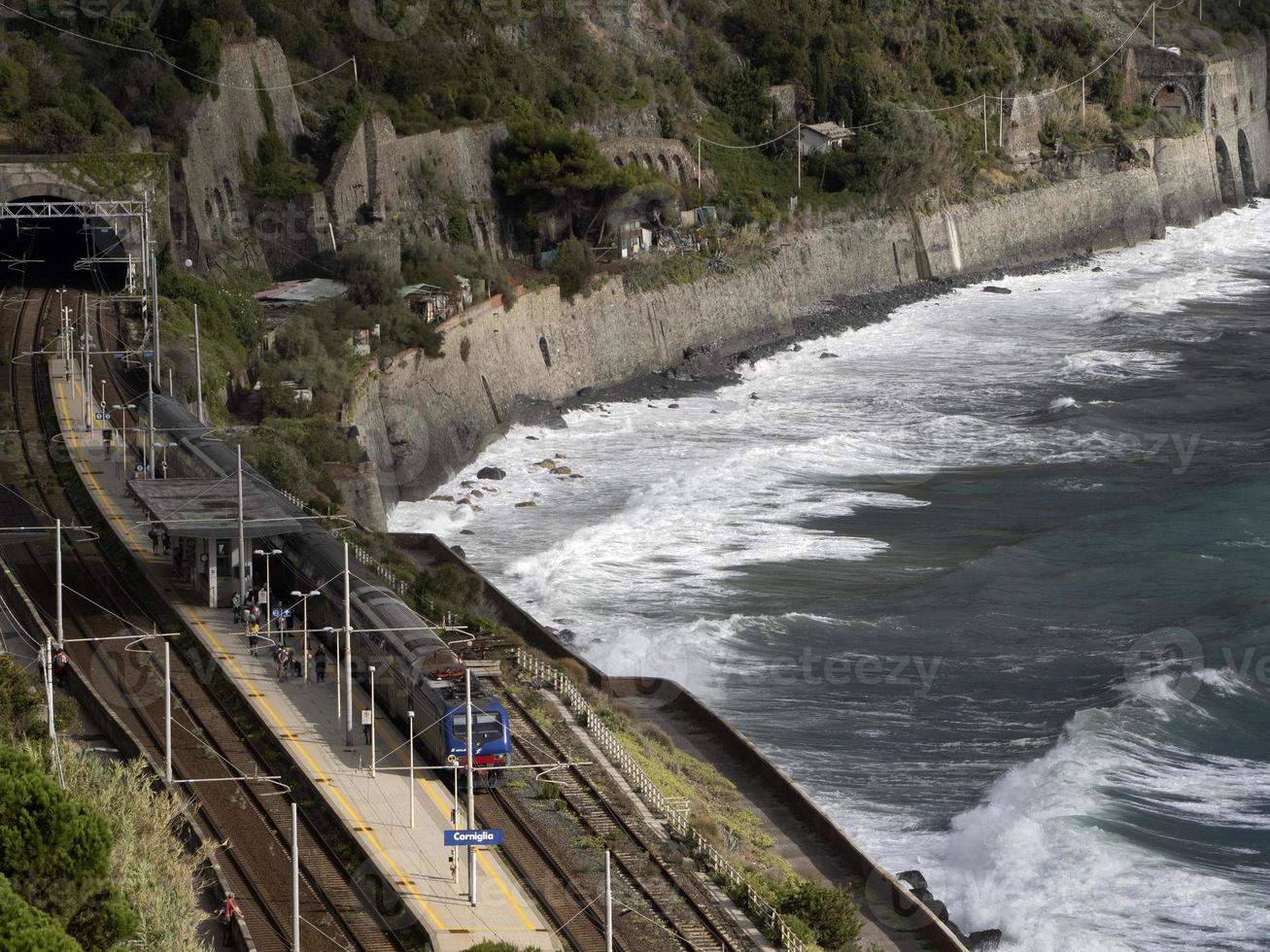 manarola cinque terre pueblo pintoresco estación de tren foto