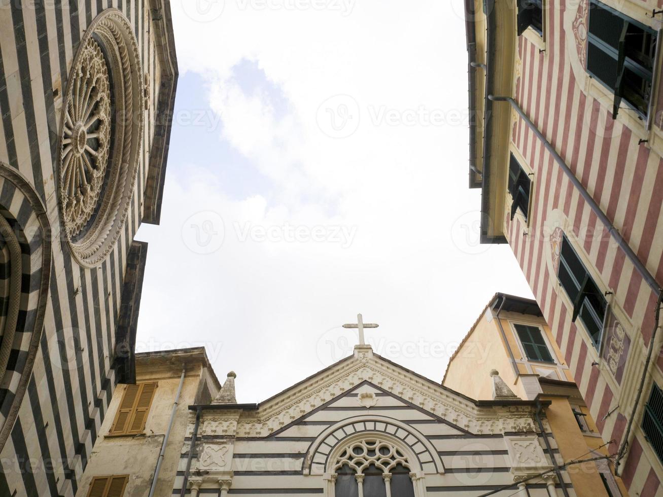 Iglesia de monterosso cinque terre pintoresco pueblo foto