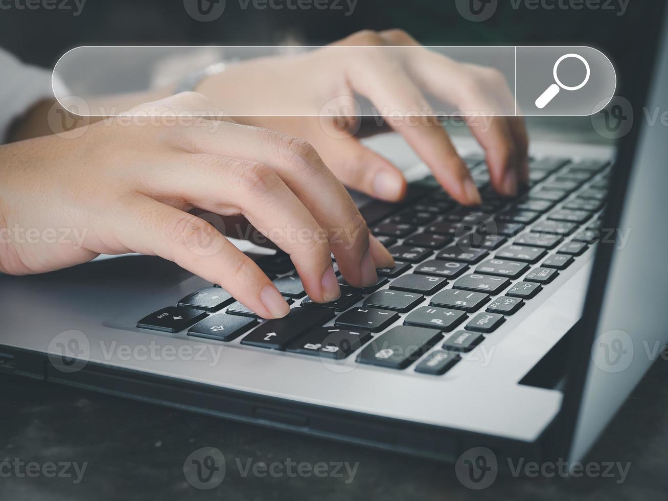 buscar un joven mujer utilizando un ordenador portátil a buscar para información utilizando buscar consola, un grande base de datos tecnología acceso a información. foto