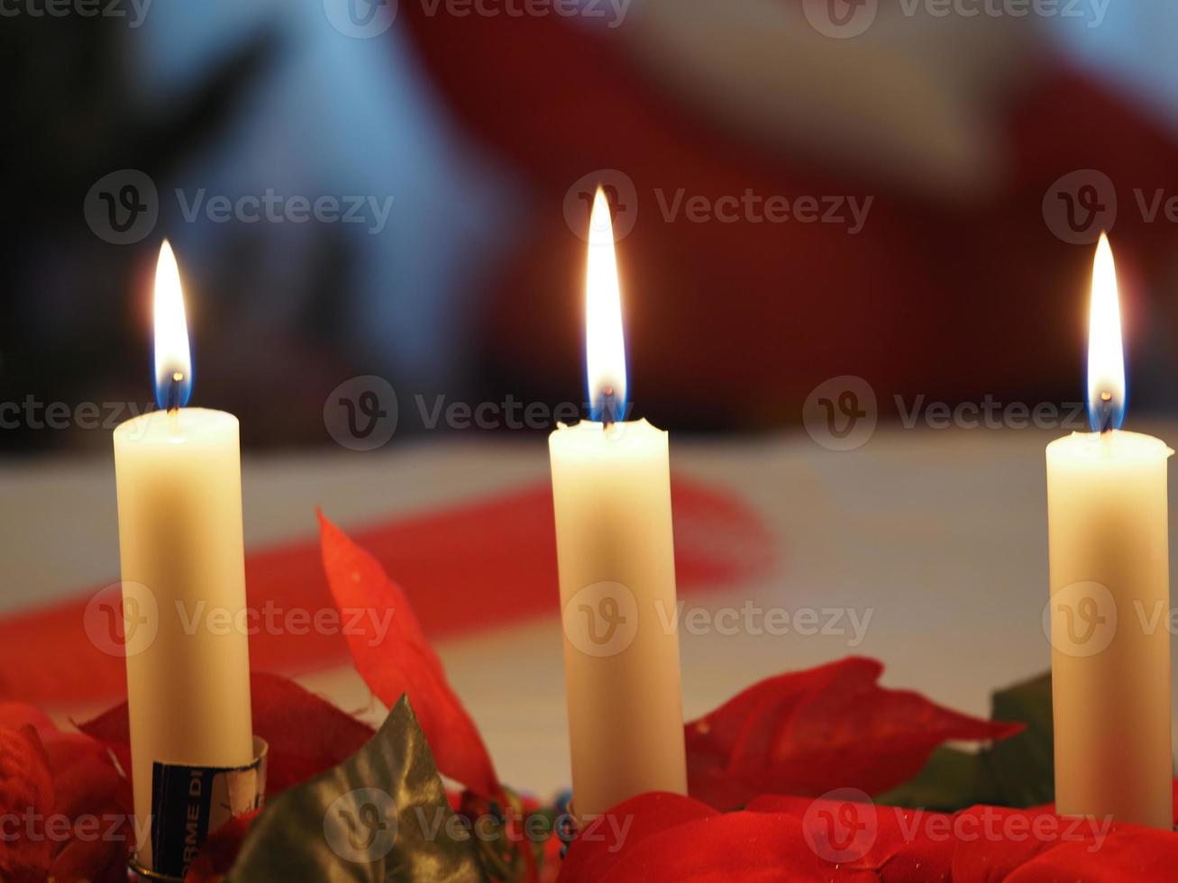 velas navideñas en la mesa foto