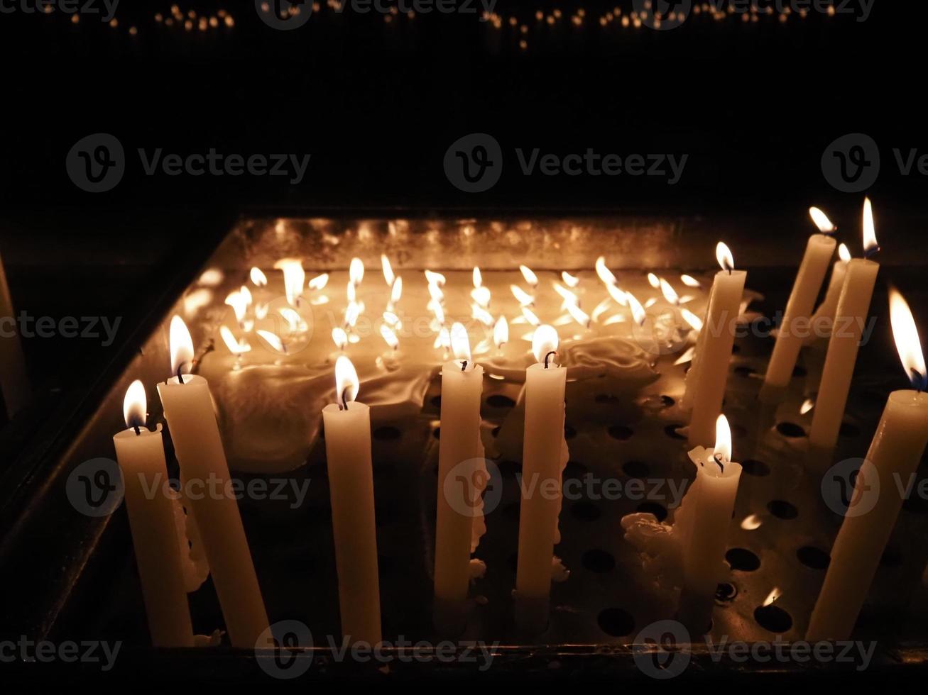 iglesia velas votivas llamas blancas foto