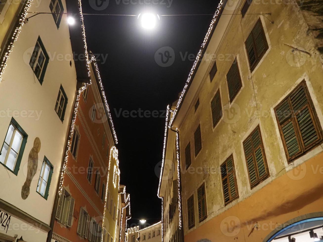 pueblo de brunico en la noche en diciembre luces de navidad foto