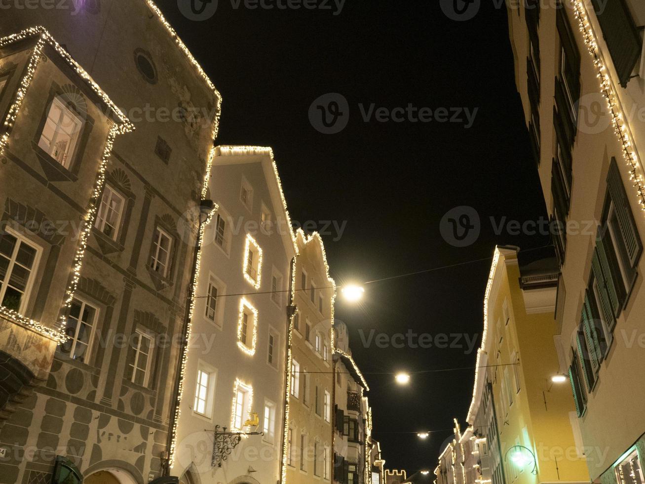 pueblo de brunico en la noche en diciembre luces de navidad foto