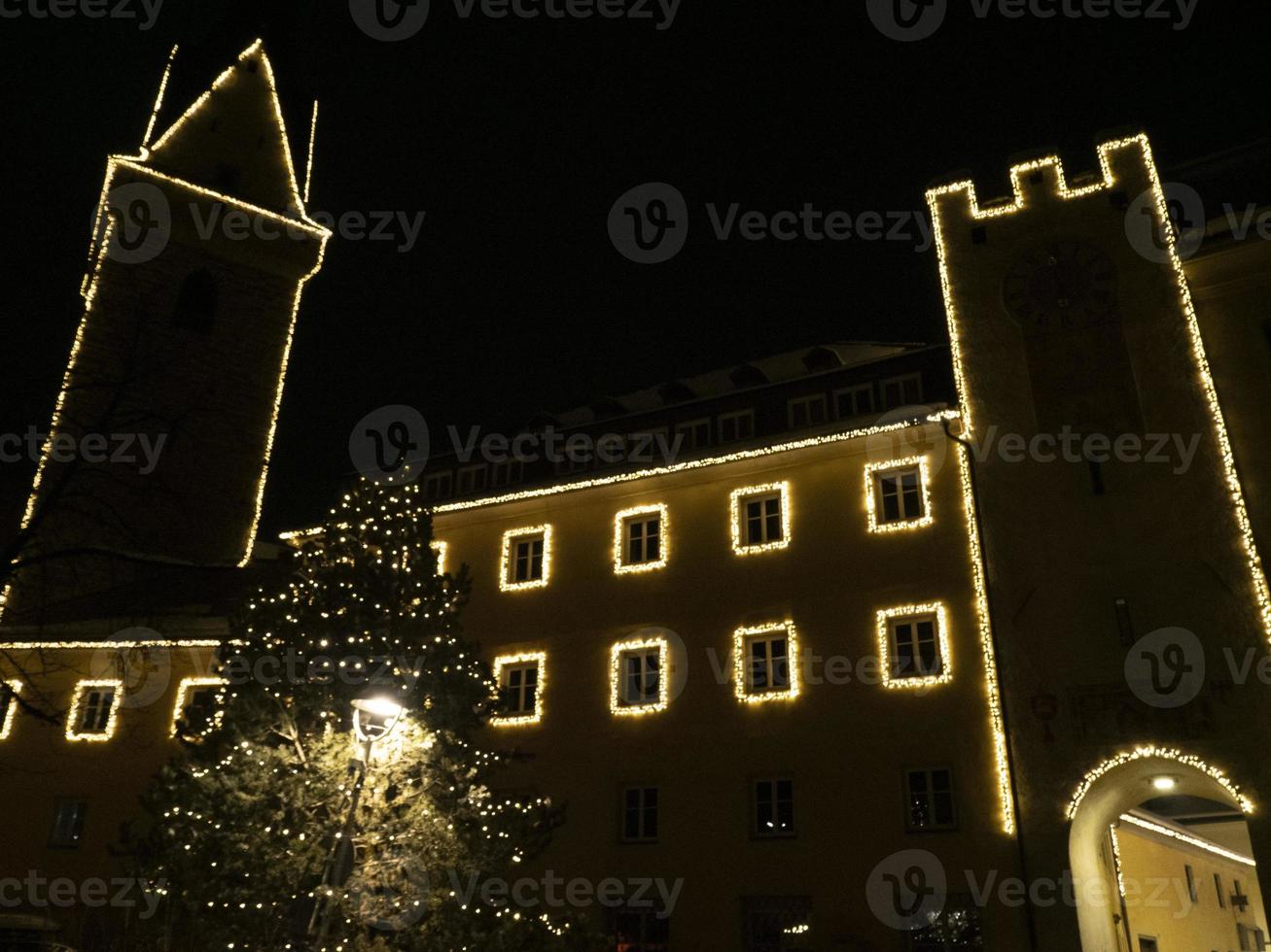 pueblo de brunico en la noche en diciembre luces de navidad foto