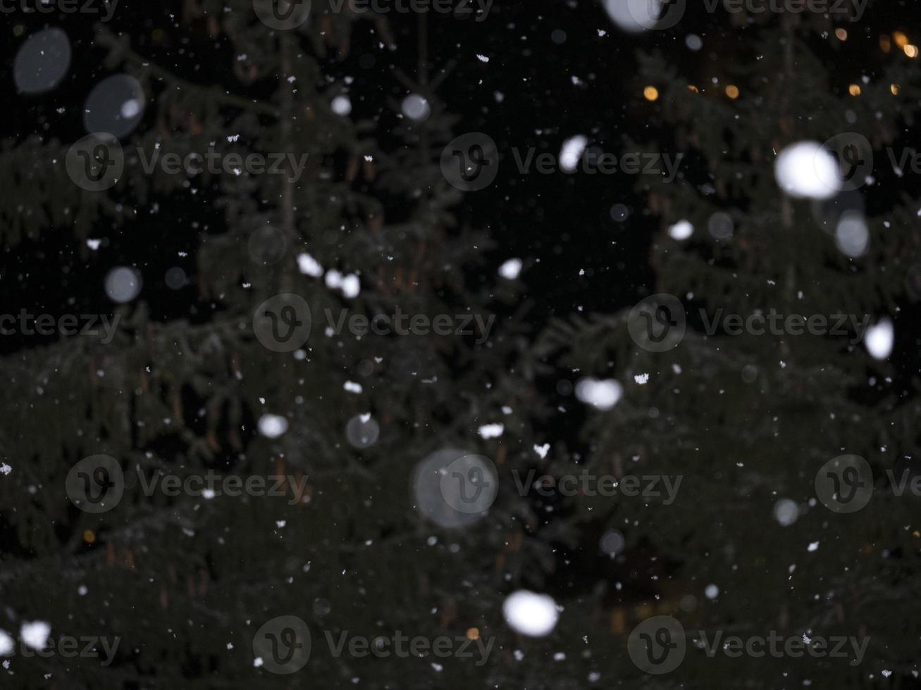 nevando por la noche en las montañas dolomitas foto