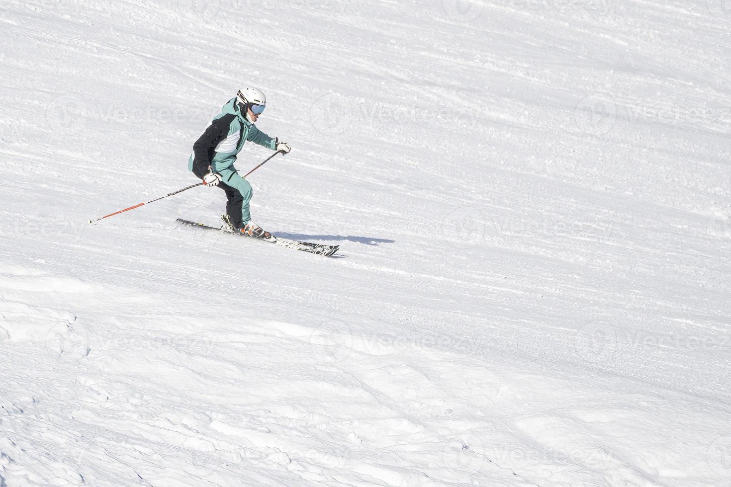 esquiador esquiar con bueno estilo en dolomitas nieve montañas foto