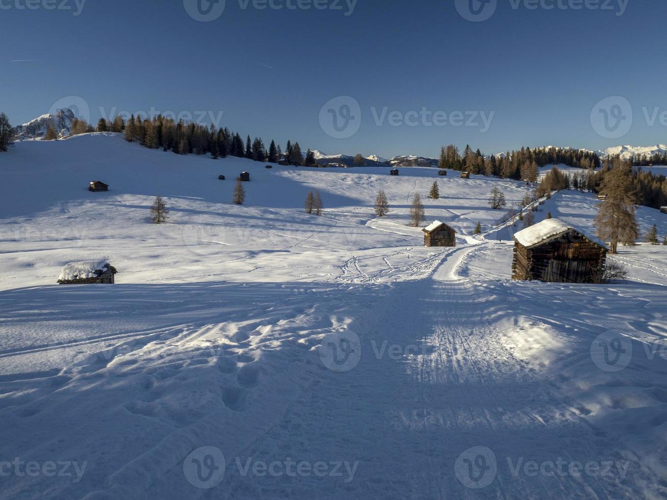 dolomitas nieve panorama cabaña de madera val badia armentara foto