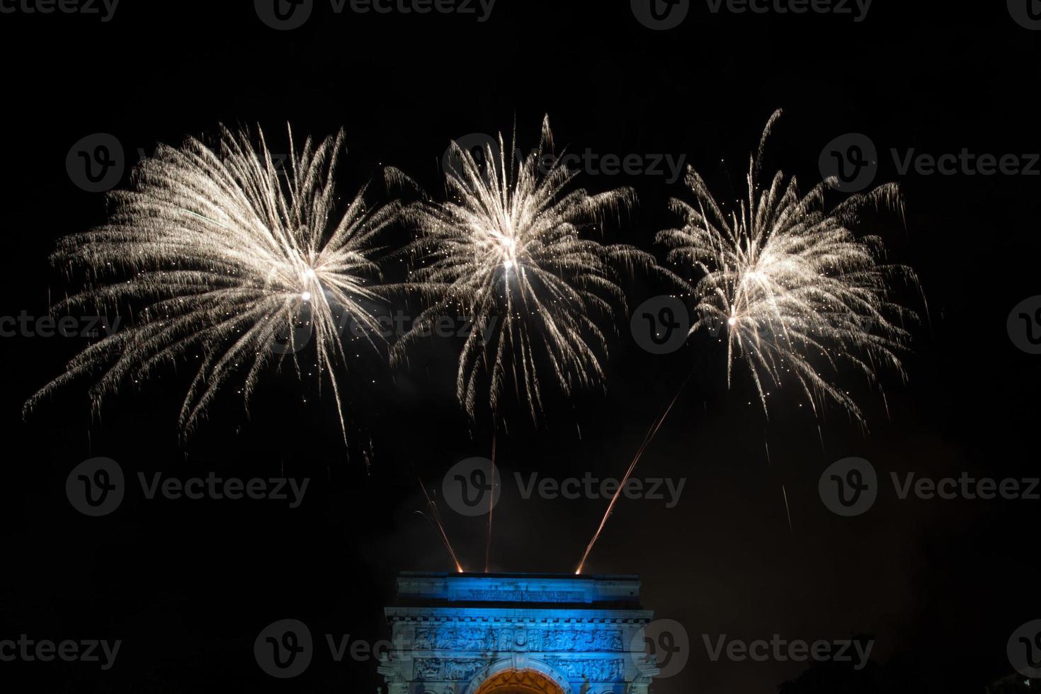 feliz año nuevo fuegos artificiales sobre fondo negro foto