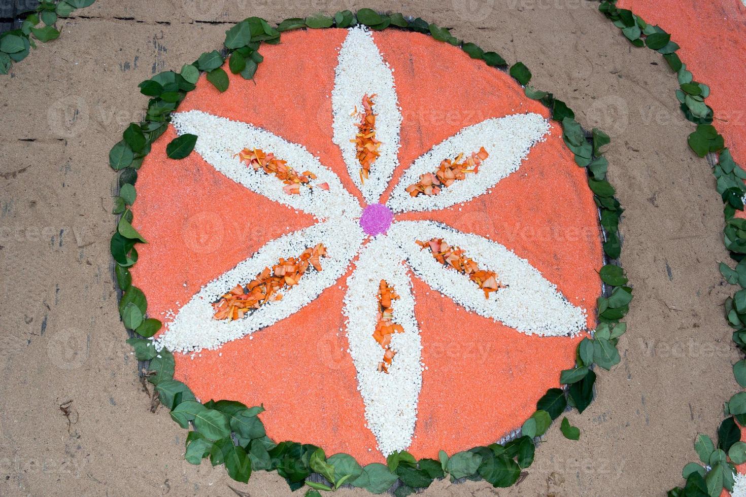 alfombra de pétalos y flores para la celebración del corpus domini christi foto