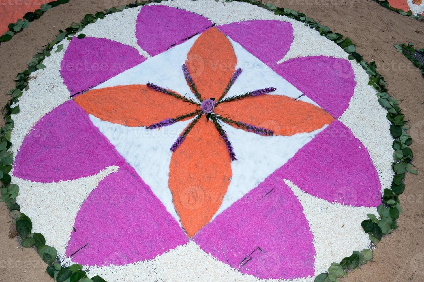 alfombra de pétalos y flores para la celebración del corpus domini christi foto