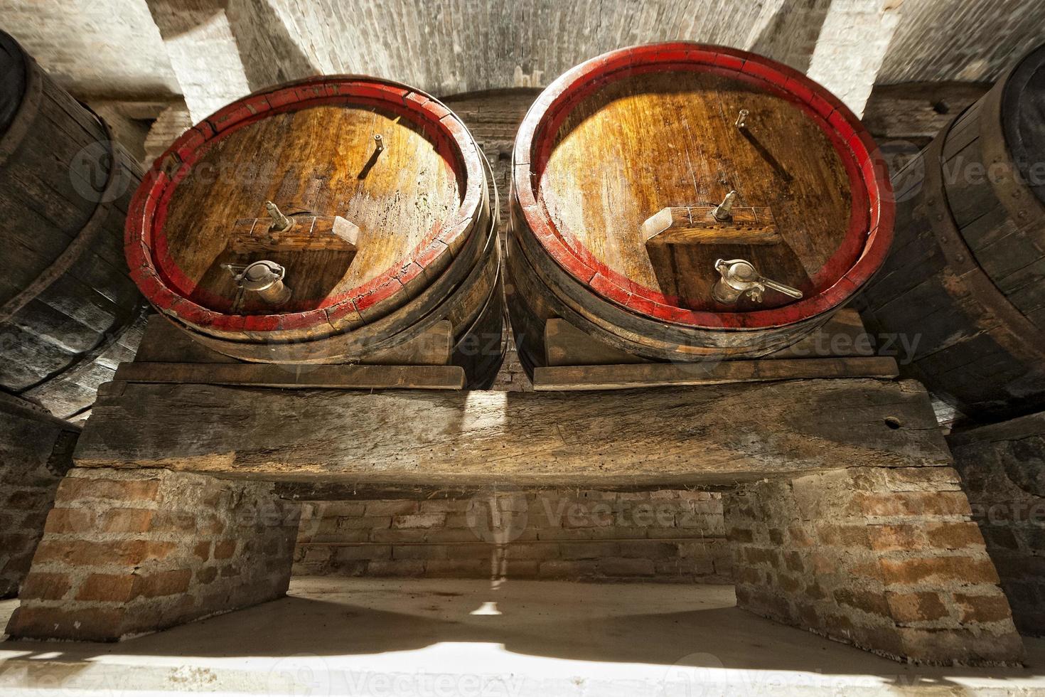 Barril de vino en una bodega en Toscana, Italia foto