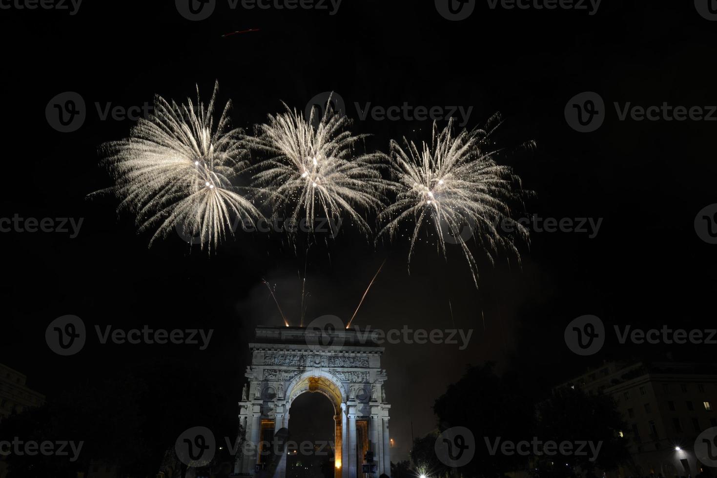 feliz año nuevo y feliz navidad fuegos artificiales en el arco del triunfo foto