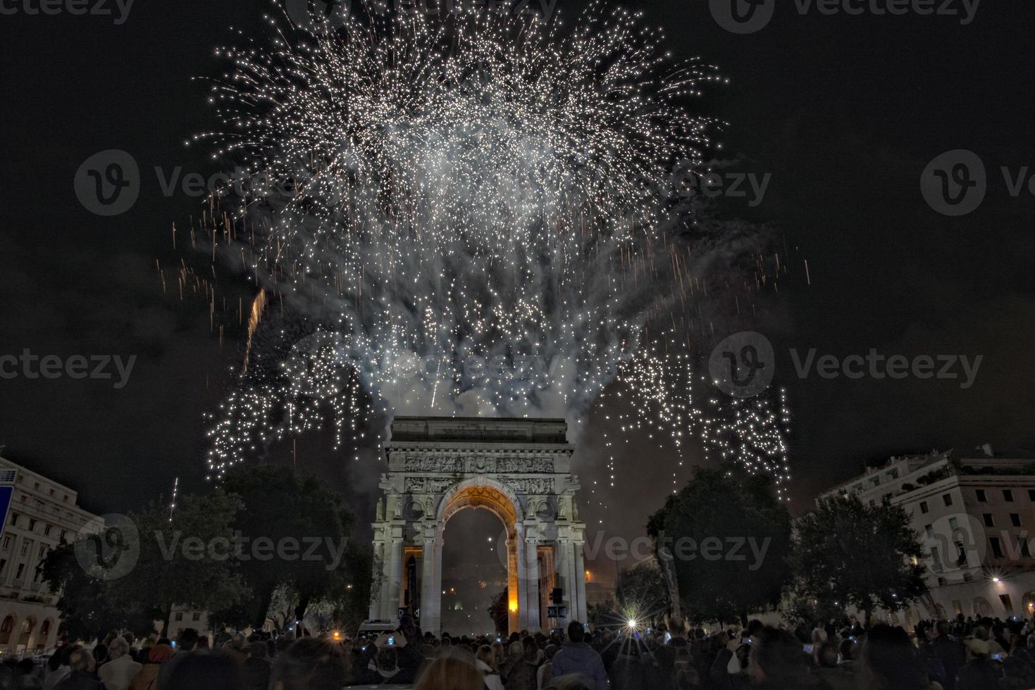 feliz año nuevo y feliz navidad fuegos artificiales en el arco del triunfo foto