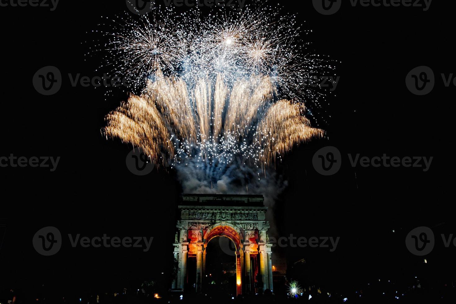 feliz año nuevo y feliz navidad fuegos artificiales en el arco del triunfo foto