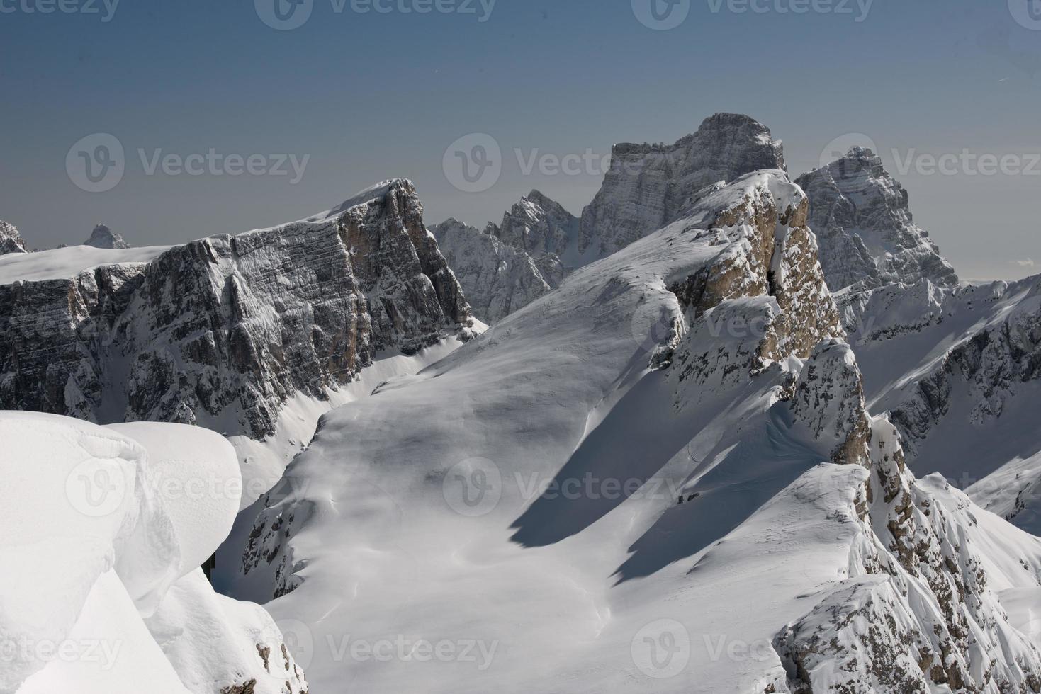 Dolomitas enorme vista panorámica en tiempo de nieve de invierno foto