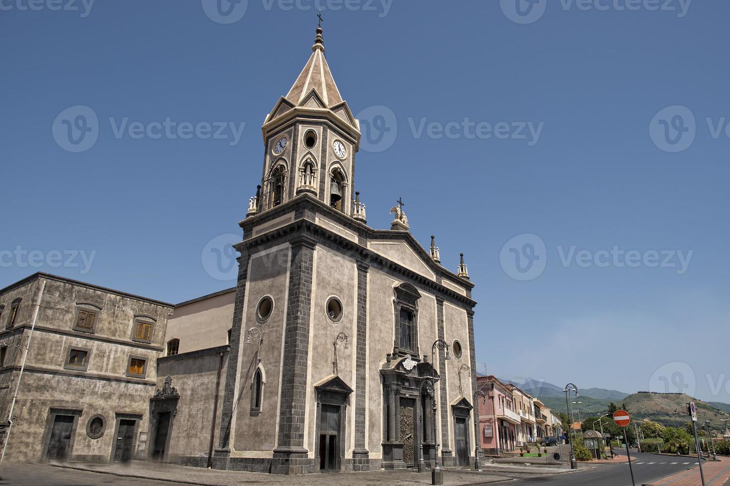 pedara pueblo siciliano lava iglesia foto